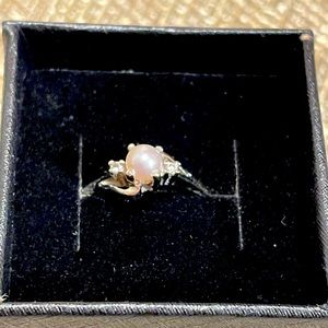 LIKE NEW. White Pearl and paired 1/4 kt Diamonds on a white gold Band. Sz 6